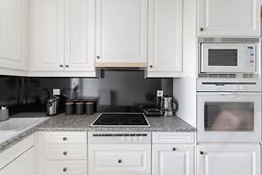 Fresh Detailed Stylish Apt at Acropolis