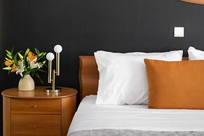 Fresh Detailed Stylish Apt at Acropolis