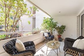 Fresh Detailed Stylish Apt at Acropolis