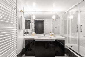 Fresh Detailed Stylish Apt at Acropolis