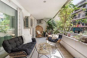Fresh Detailed Stylish Apt at Acropolis