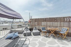 Island in the sky Acropolis & city views