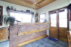 Alloyna Country Cottage