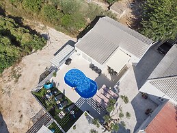 B&M Villa Sirili