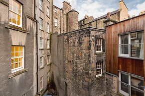 Silver Lining - Grassmarket Apartments
