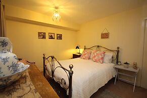 Silver Lining - St Patrick Sq Apartment