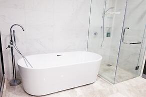 KL Platinum Suites by SNC