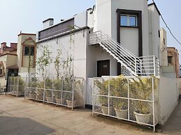 Daze Off Studio House