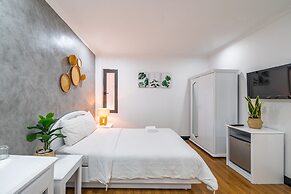 Chin Stays - Hotel and Apartment