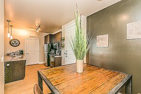 Upscale 2 BR King, Walk to Shops & Dining w/Parking (4036)