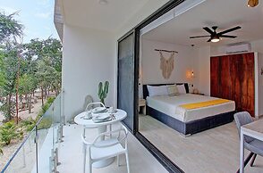 Fall In Love With The 360 Degree Infinity Pool @ PANORAMIC D 204- By S