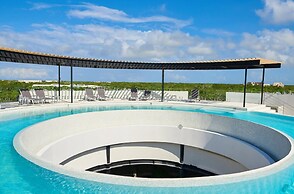 Fall In Love With The 360 Degree Infinity Pool @ PANORAMIC D 204- By S
