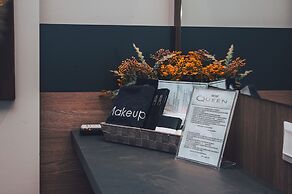 Elizabeth Queen Luxury Rooms