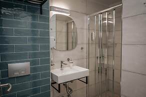 Elizabeth Queen Luxury Rooms