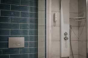 Elizabeth Queen Luxury Rooms