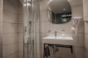 Elizabeth Queen Luxury Rooms