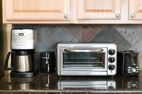 Artisan Victorian Spacious Backyard Great Location