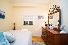 Artisan Victorian Spacious Backyard Great Location