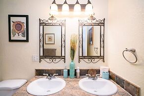 Artisan Victorian Spacious Backyard Great Location