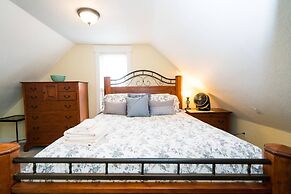 Artisan Victorian Spacious Backyard Great Location