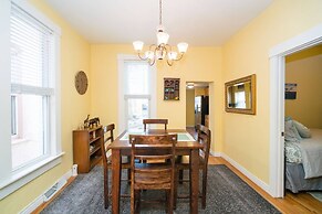 Artisan Victorian Spacious Backyard Great Location