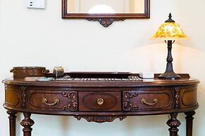 Artisan Victorian Spacious Backyard Great Location