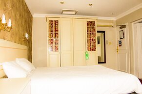 Consort Hotel