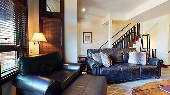 Juniper Crest 7 Private Hot Tub, 2 Car Garage, BBQ, Walk to the Lifts 