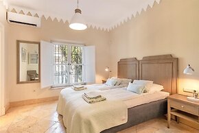 Super Villa Near Beach with Heated Pool