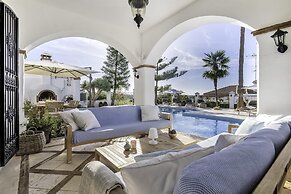 Super Villa Near Beach with Heated Pool