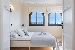 Super Villa Near Beach with Heated Pool