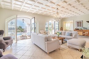 Super Villa Near Beach with Heated Pool