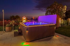 Super Villa Near Beach with Heated Pool