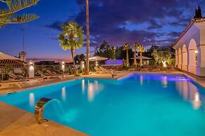 Super Villa Near Beach with Heated Pool