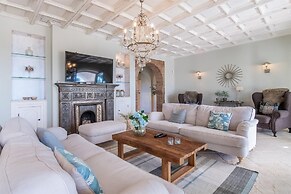 Super Villa Near Beach with Heated Pool