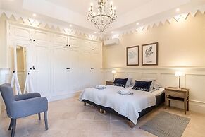 Super Villa Near Beach with Heated Pool