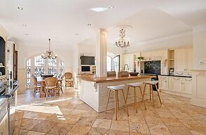 Super Villa Near Beach with Heated Pool