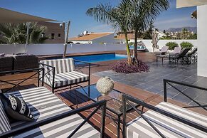 Great Beach Side Villa – Semi Heated Pool