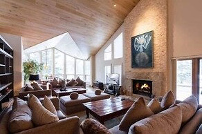Northwoods Private Penthouse with Effortless Ski-In Ski-Out Access by 