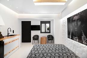 Portara Seaside Luxury Suites