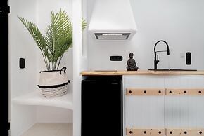 Portara Seaside Luxury Suites