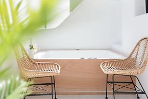 Portara Seaside Luxury Suites