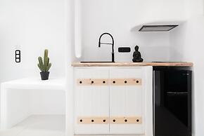 Portara Seaside Luxury Suites