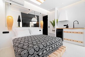 Portara Seaside Luxury Suites