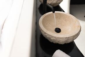 Portara Seaside Luxury Suites