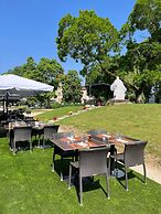 Les Dépendances de Chapeau Cornu