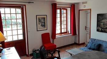 La Longère aux Volets Rouges