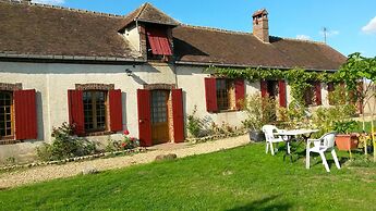 La Longère aux Volets Rouges