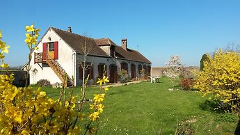La Longère aux Volets Rouges