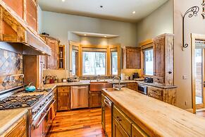 Bear Meadows Lodge - Hot Tub - Tahoe Donner 6 Bedroom Home by RedAwnin